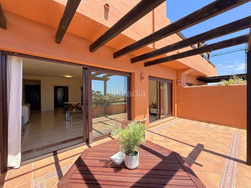 Foto a83c1649-d755-4045-8b4d-f6126643f370. Apartamento exclusivo apartamento con terraza soleada y vistas al mar en la costa en Estepona