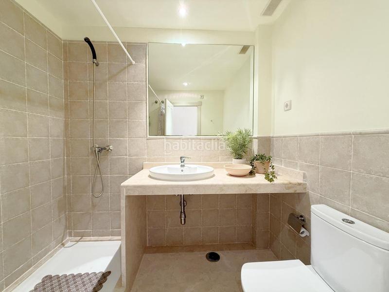 Foto d91b531b-9147-4196-9b30-7239fb9914da. Apartamento exclusivo apartamento con terraza soleada y vistas al mar en la costa en Estepona