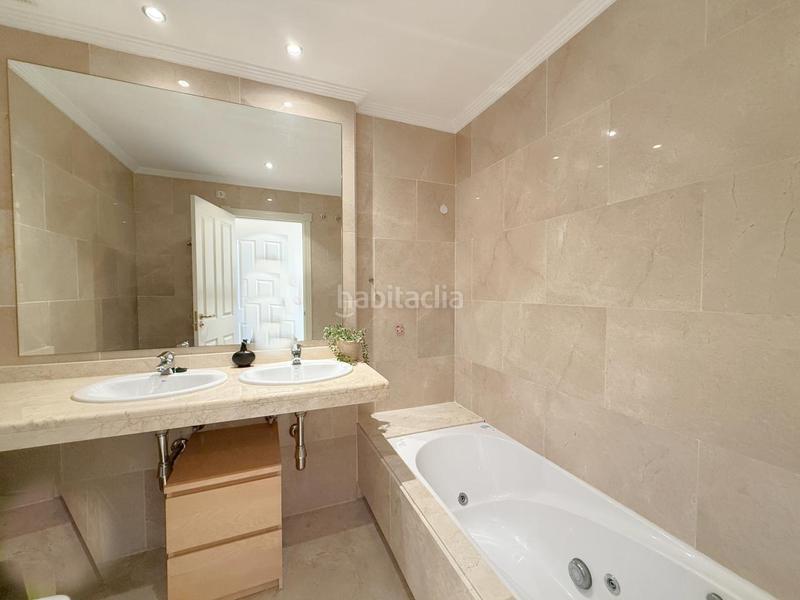 Foto eba02bbb-5a9d-4752-85ed-d54725c87b99. Apartamento exclusivo apartamento con terraza soleada y vistas al mar en la costa en Estepona