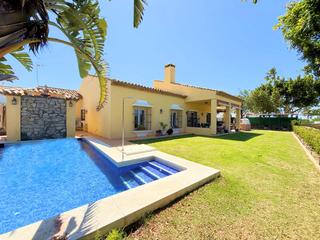Casa  La duquesa. Encantadora villa en primera línea de golf con jardín y piscina