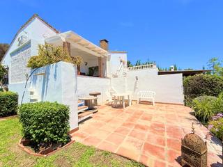 Casa  Maestro chueca. Maravillosa casa con jardín privado y preciosas vistas al mar, e