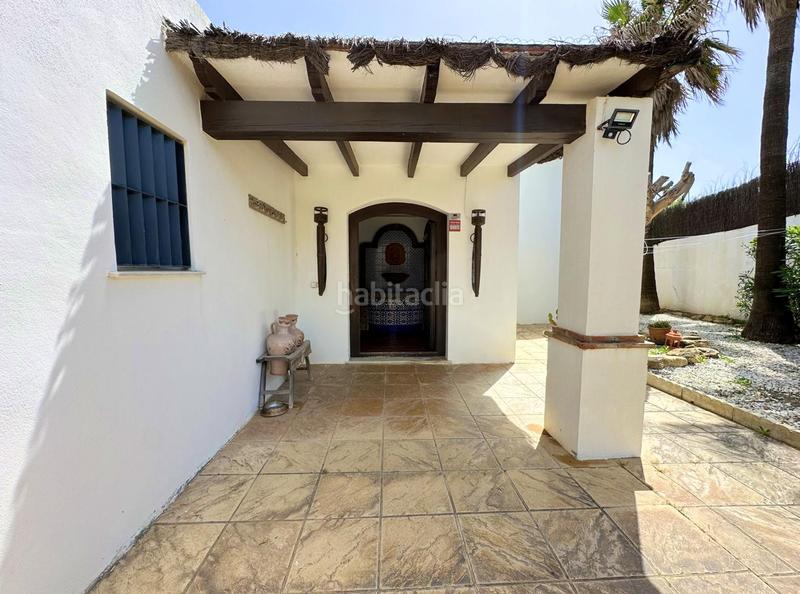Foto 0b91a714-9f8c-4cb4-ae38-dd16c972d02a. Casa exclusiva villa en primera línea de playa en Manilva
