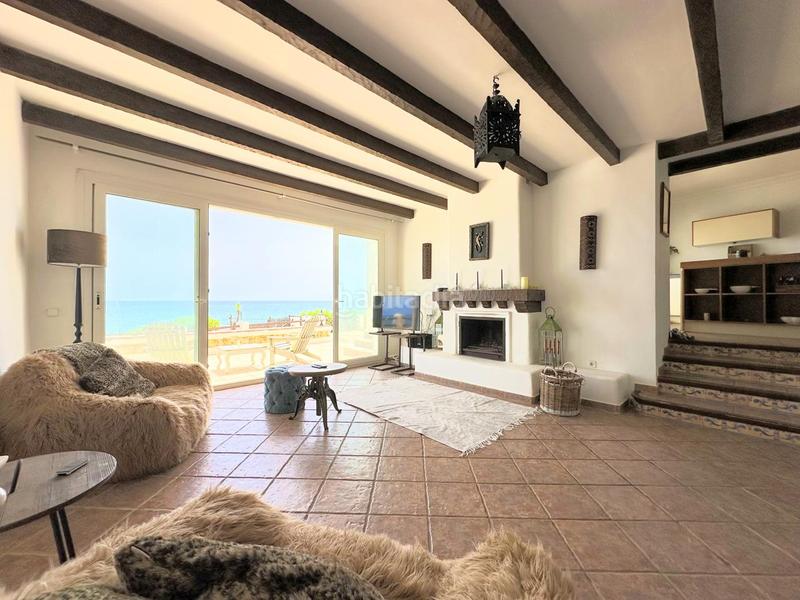 Foto 21186f8e-7b02-4d4a-920c-c619e0bb0a88. Casa exclusiva villa en primera línea de playa en Manilva