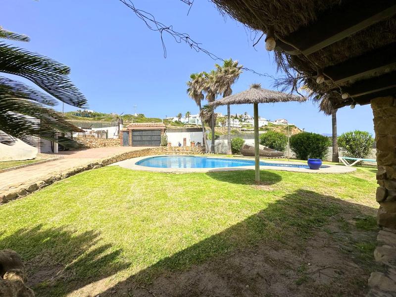 Foto 358f7471-6f22-4baf-88d7-53dbdb11baa6. Casa exclusiva villa en primera línea de playa en Manilva