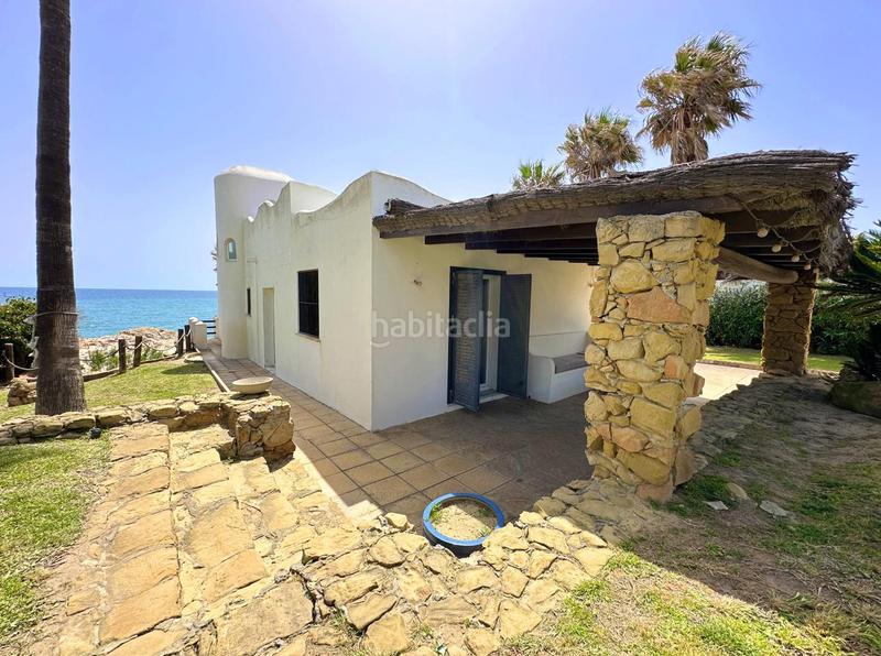 Foto 4f1c1f11-c6ab-4dd7-8d43-77aa081c3899. Casa exclusiva villa en primera línea de playa en Manilva