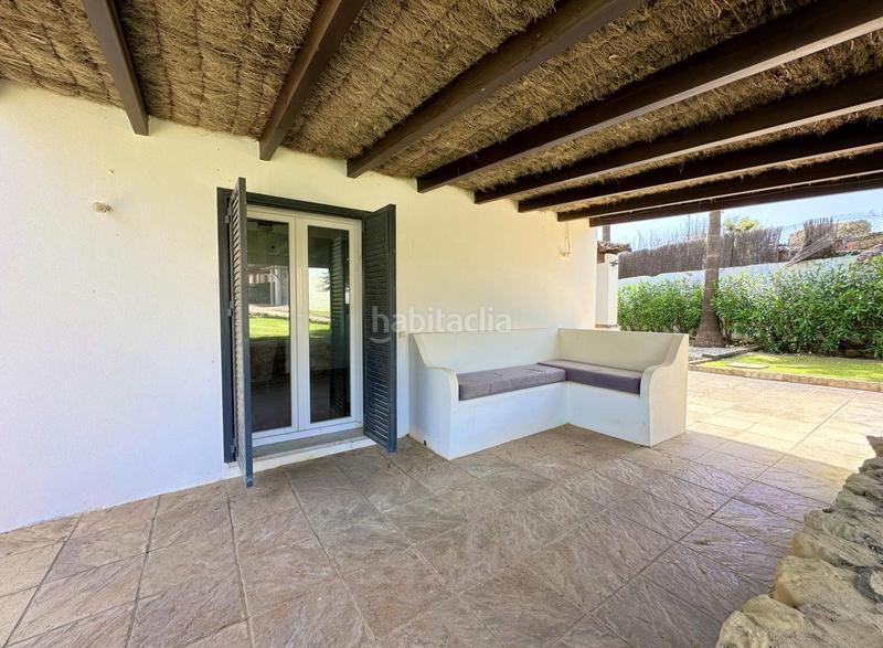 Foto 5cf8f901-ba1d-41fd-8482-87a19017fa20. Casa exclusiva villa en primera línea de playa en Manilva