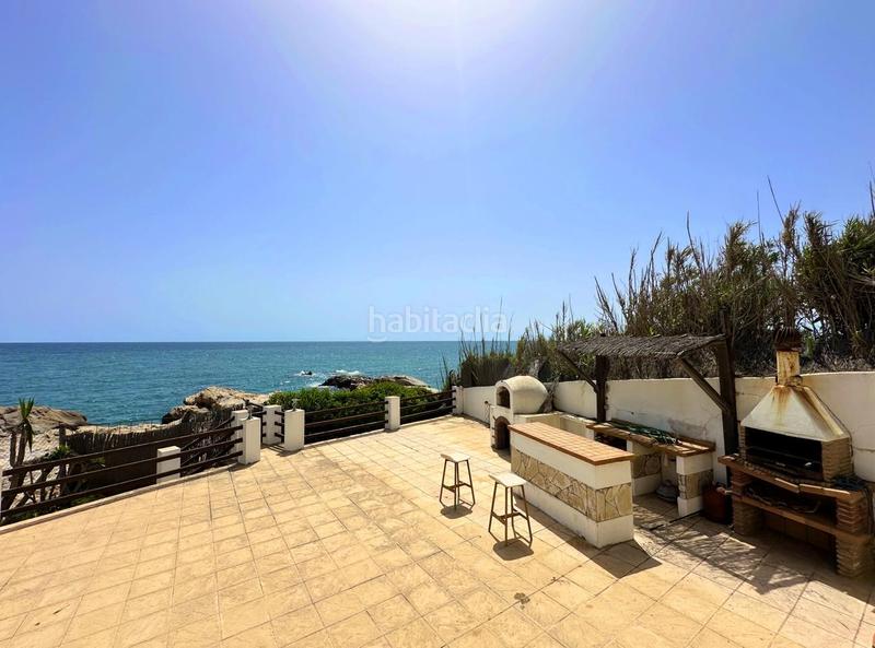 Foto 97b6a9db-3071-4fb3-8385-f55b64cc8bb6. Casa exclusiva villa en primera línea de playa en Manilva
