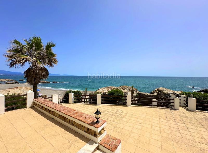 Foto ad5a69ed-b0fa-4211-a054-878a810aa718. Casa exclusiva villa en primera línea de playa en Manilva