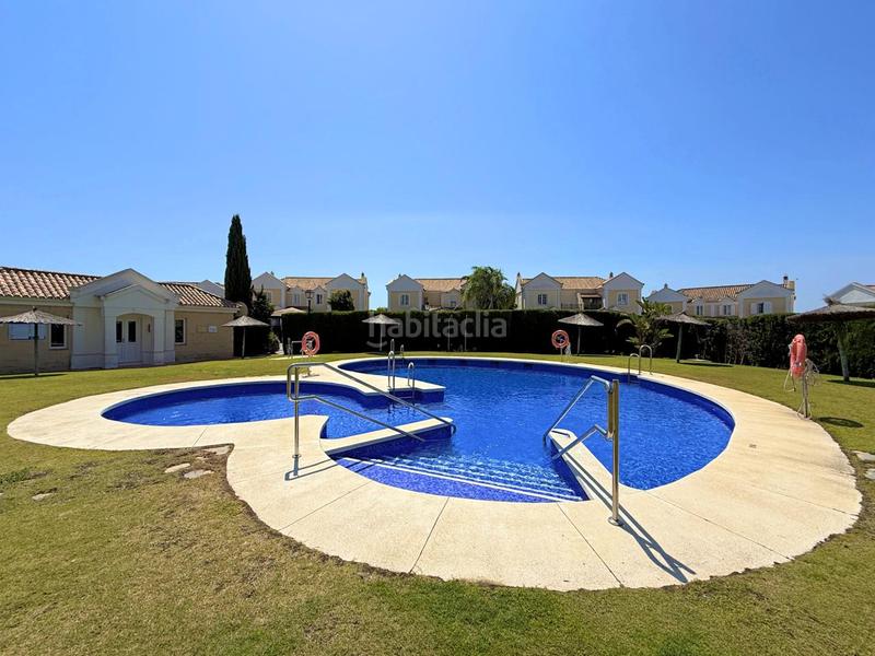 Foto 0c424d79-95bd-481e-b3f1-59e8f9ea7d36. Casa adossada amb aparcament piscina a La Alcaidesa