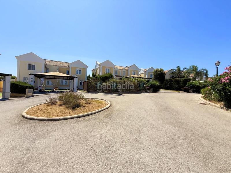 Foto 8006d983-7fa9-451e-b3aa-1129b37d345c. Casa adossada amb aparcament piscina a La Alcaidesa