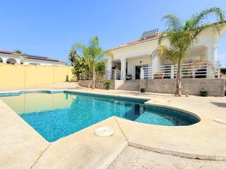 Casa en San Enrique-Guadiaro-Pueblo Nuevo. Villa independiente en sotogrande con piscina y árboles frutales