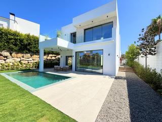 Casa  Capri. Villa independiente de nueva construcción en bahía dorada con pi