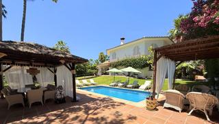 Casa  Pizarra. Villa andaluza con jardín privado en nagüeles, la exclusiva mill