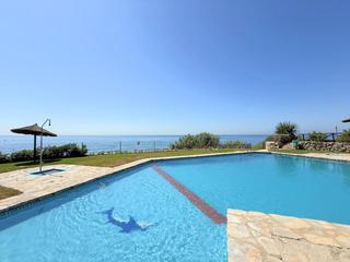 Casa adossada  Bahia azul. Vivienda adosada en primera línea de playa  estepona