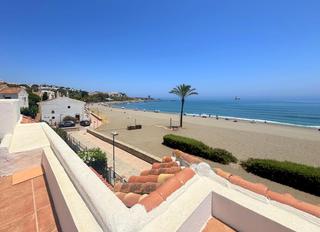 A tre livelli  Marina de casares. Pareada en primera línea de playa con vistas al mar en casares p