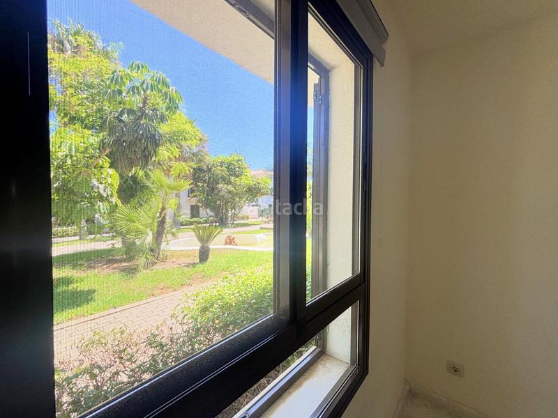 Foto b4210632-0fa7-4920-9cf6-c48d2bee4e38. Planta baja acogedora vivienda con jardín privado en urbanización en primera línea de golf en La Alcaidesa