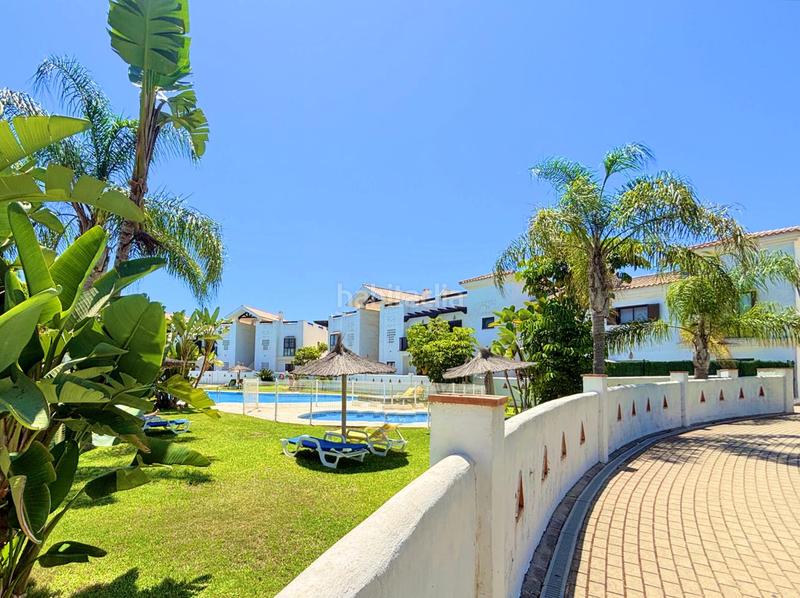 Foto c38b3048-1b25-4dd1-9280-87000caf7c36. Planta baja acogedora vivienda con jardín privado en urbanización en primera línea de golf en La Alcaidesa