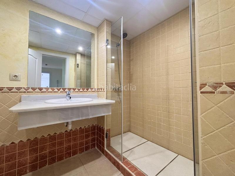 Foto d46c4191-cdec-40b1-b213-0066c1a0e8c6. Planta baja acogedora vivienda con jardín privado en urbanización en primera línea de golf en La Alcaidesa