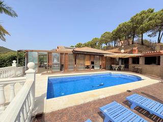 Casa  Huertos del padron. Encantadora villa en la sierra de estepona, con piscinas y vista