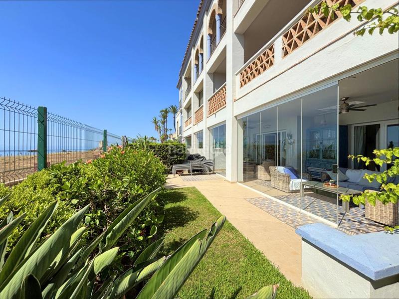 Foto 30ff8789-7c18-4e86-a0e6-1d6e148c6a2c. Apartamento exclusivo bajo en primera línea de playa con terraza privada costa con licencia vacacional. en Casares