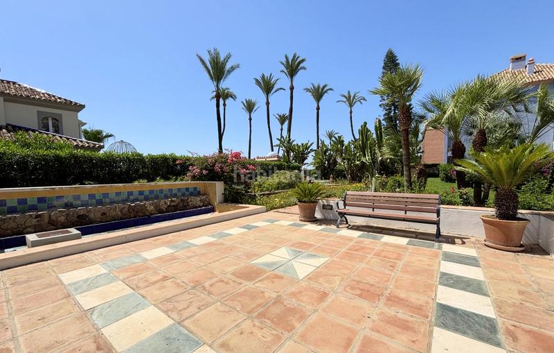 Foto 3779535b-0360-4d94-9ec5-40b560bfaa49. Apartamento exclusivo bajo en primera línea de playa con terraza privada costa con licencia vacacional. en Casares