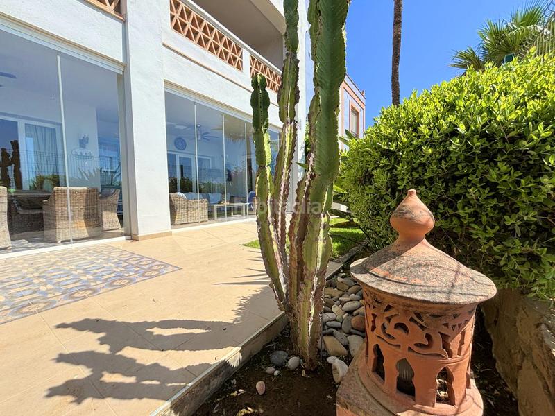 Foto 51ec721a-e2cb-4ba6-9fc3-b396f2c13d93. Apartamento exclusivo bajo en primera línea de playa con terraza privada costa con licencia vacacional. en Casares