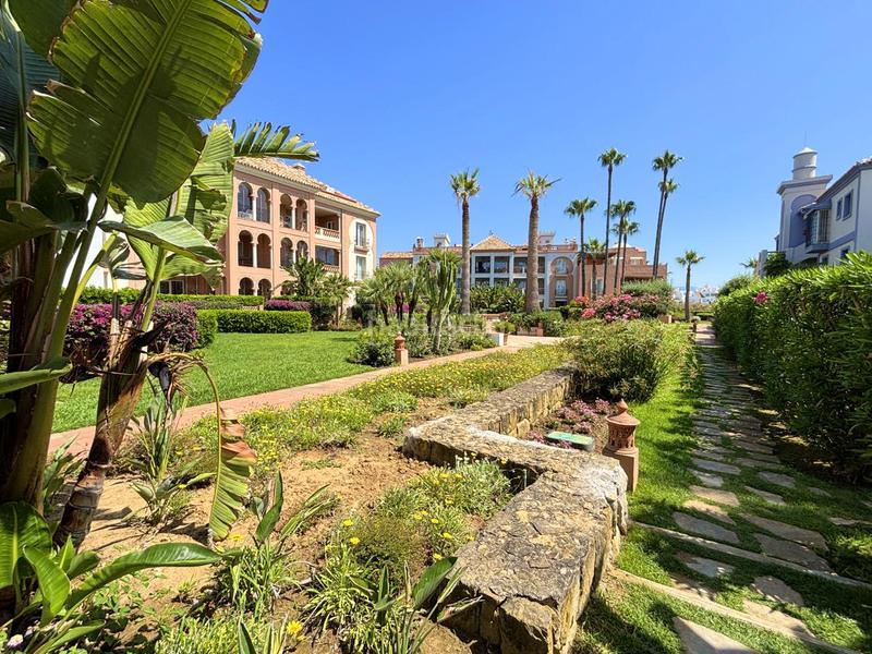Foto 557ecaa5-e073-4157-a2e2-1004f644d0b0. Apartamento exclusivo bajo en primera línea de playa con terraza privada costa con licencia vacacional. en Casares