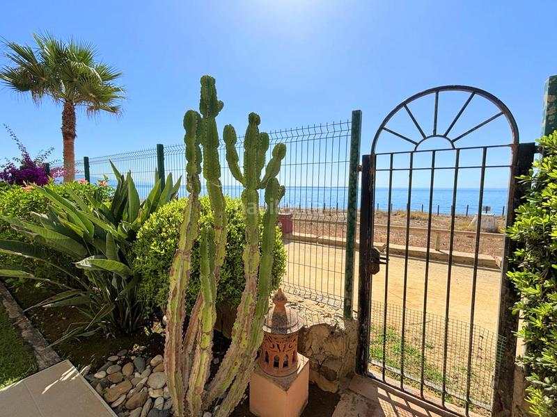 Foto 7712aab7-33a1-4c92-920d-1d322bc907e0. Apartamento exclusivo bajo en primera línea de playa con terraza privada costa con licencia vacacional. en Casares