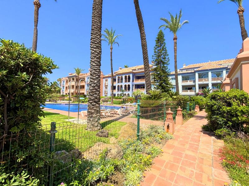 Foto 9eb2eff1-51ae-4860-8587-b3c1070acc1a. Apartamento exclusivo bajo en primera línea de playa con terraza privada costa con licencia vacacional. en Casares