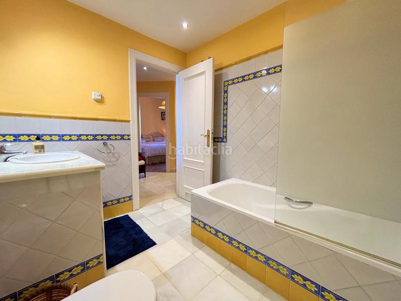 Foto fc0ea11e-f2bd-4177-8282-d8a941f3c93d. Apartamento exclusivo bajo en primera línea de playa con terraza privada costa con licencia vacacional. en Casares