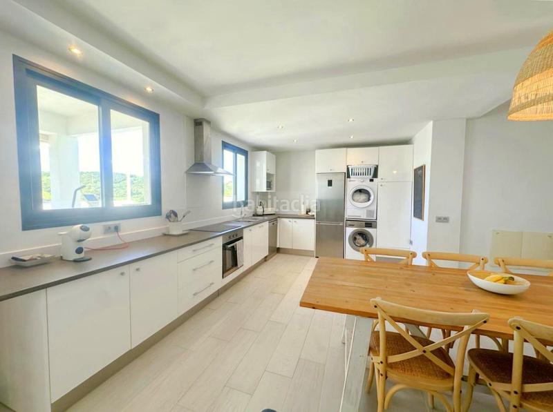 Foto 875e7eec-7b66-4adf-ab92-a508fa102d16. Dachwohnung mit heizung parking pool in Bahía Dorada Estepona