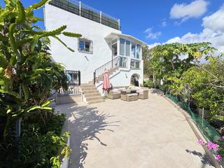House  Del pino. Chalet independiente con terrazas en estepona