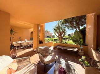 Apartamento  Los granados. Elegante apartamento en primera línea de playa en urbanización d