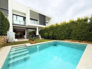 Semi detached house  San roque club. Casa adosada de estilo contemporáneo en san roque club