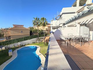 Ático  Valderrama golf. Ático en buenas noches con solárium, vistas parciales al mar y l