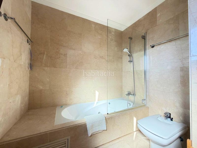 Foto 9c6584ee-91ef-4db8-b692-9a97c2482a35. Àtic amb aparcament piscina a Buenas Noches Estepona