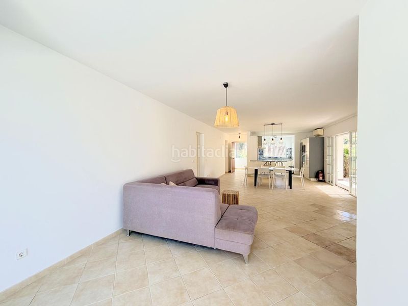 Foto c786861a-bab2-433a-b0fa-093c11cac25a. Casa amb aparcament piscina a Nueva Andalucía centro Marbella