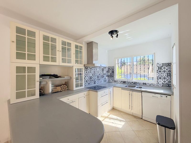 Foto e115aaf1-58d4-4ca9-90df-5bb4a2cfc95e. Casa amb aparcament piscina a Nueva Andalucía centro Marbella