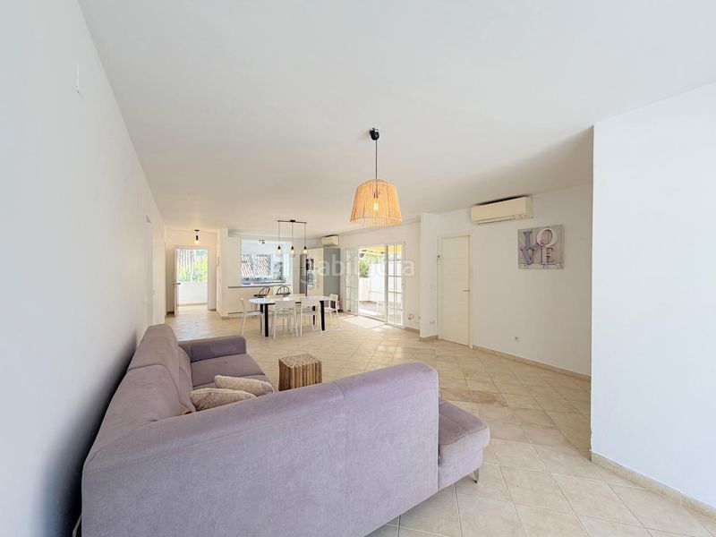 Foto e4dd355c-f520-4f7e-a25d-a1b262d27b79. Casa amb aparcament piscina a Nueva Andalucía centro Marbella