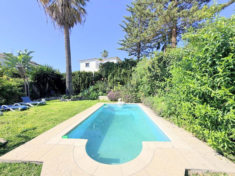 Foto f7d6445c-49b3-4f95-ae60-cc0c3e92e6e0. Casa amb aparcament piscina a Nueva Andalucía centro Marbella