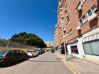 Lloguer Local Comercial  Calle calle gustavo villapalos. Local comercial en alquiler
