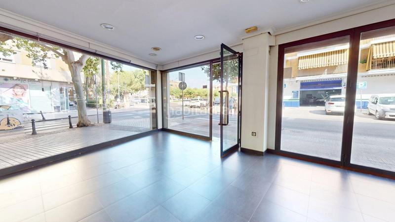 Foto cc9f11fb-1412-45cb-9889-484357440cb0. Alquiler local comercial presentamos magnifico local haciendo esquina con avda. amogavares y avda. virgen de las angustias, con 70 metros utiles.. en Córdoba