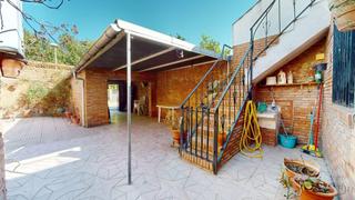 Casa a Poniente-Norte - Miralbaida - Parque Azahara. Presentmaos magnifica casa situada en la barriada de la electrom