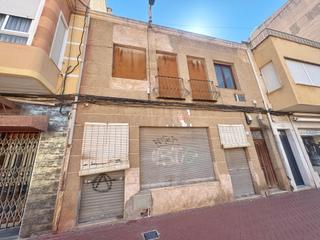 Maison à Plaza Castelar - Mercado Central. Casa de dos alturas con local comercial y vivienda para reformar