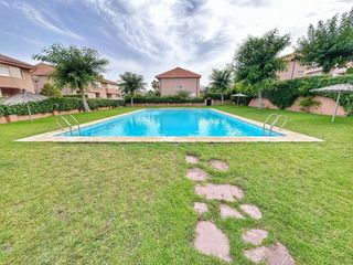 Casa aparellada en Petrer. Pareado en petrer, zona salinetas