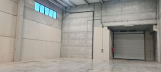 Lloguer Nau industrial a Santa Perpètua de Mogoda. Nave industrial tipo b aislada con 3 puertas tir