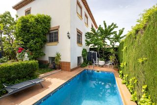 Casa aparellada a La Zubia Ciudad. Casa pareada con piscina en la zubia  3 dormitorios, amplia y lu