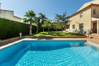 Xalet  Calle de alonso cano 16. Impresionante chalet en otura con piscina y jardín!
