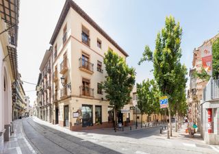 Piccolo appartamento in Calle santa escolástica 14. Donde el encanto de granada se convierte en una inversion rentab