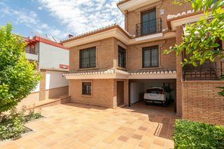 Doppelhaus  Calle del doctor marañón. Chalet accesible de gran amplitud, con jardín privado, garaje y